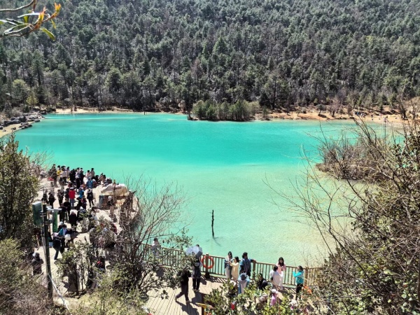 Beacon Machine Organize staff to go to the beautiful Lijiang